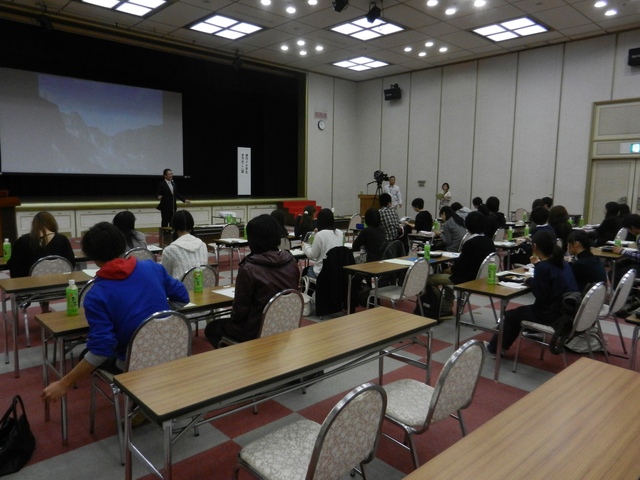 津市4大学生まちおこし隊と津高校生による前葉津市長との座談会