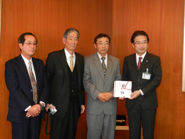 三重県造園建設業協会中勢支部からの花木の寄贈に係る目録の贈呈