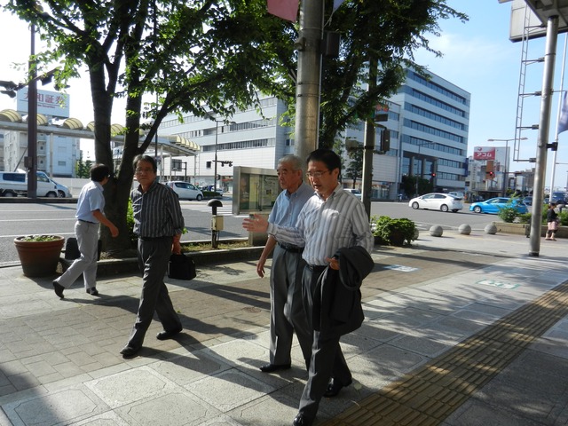 商店街を歩いての意見交換