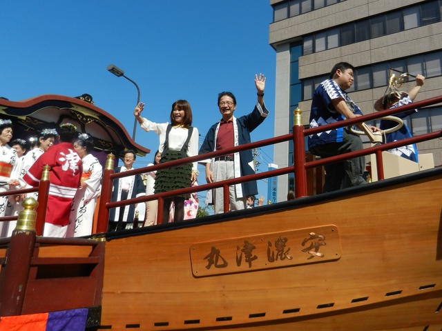 高橋愛さん一日船長櫂引渡し式