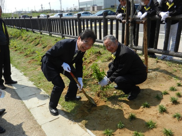 津ライオンズクラブ植樹記念碑除幕式2