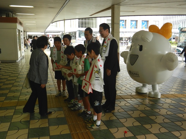 平成25年度赤い羽根共同募金運動「津駅街頭募金」