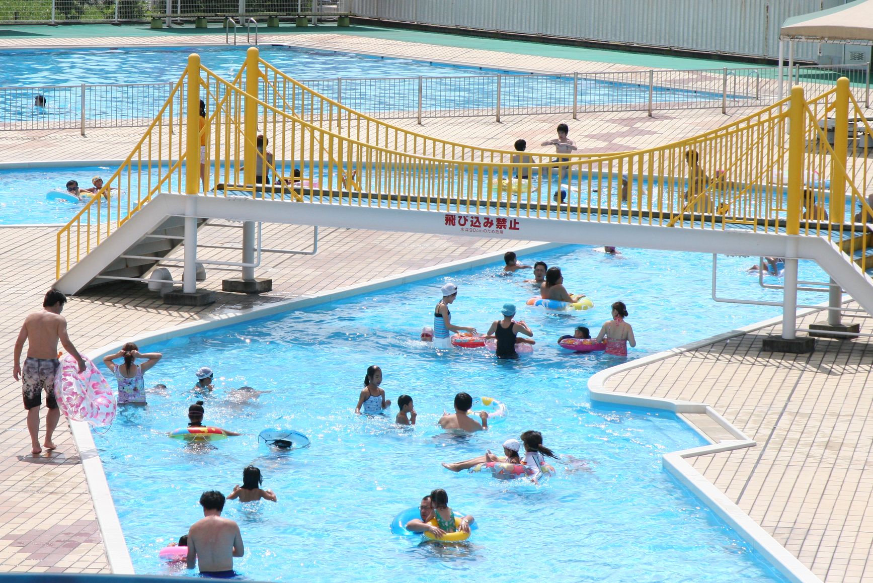 久居中央スポーツ公園内プール（流水プールと50mプール）
