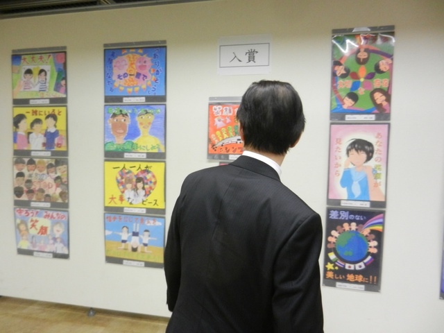 人権ポスター展、原爆パネル展 見学