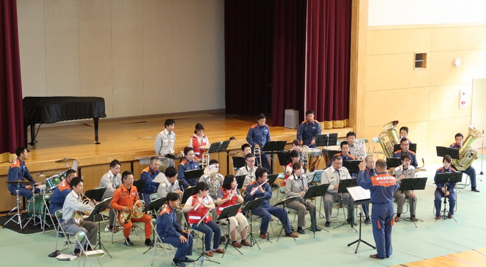 音楽隊演奏小学校