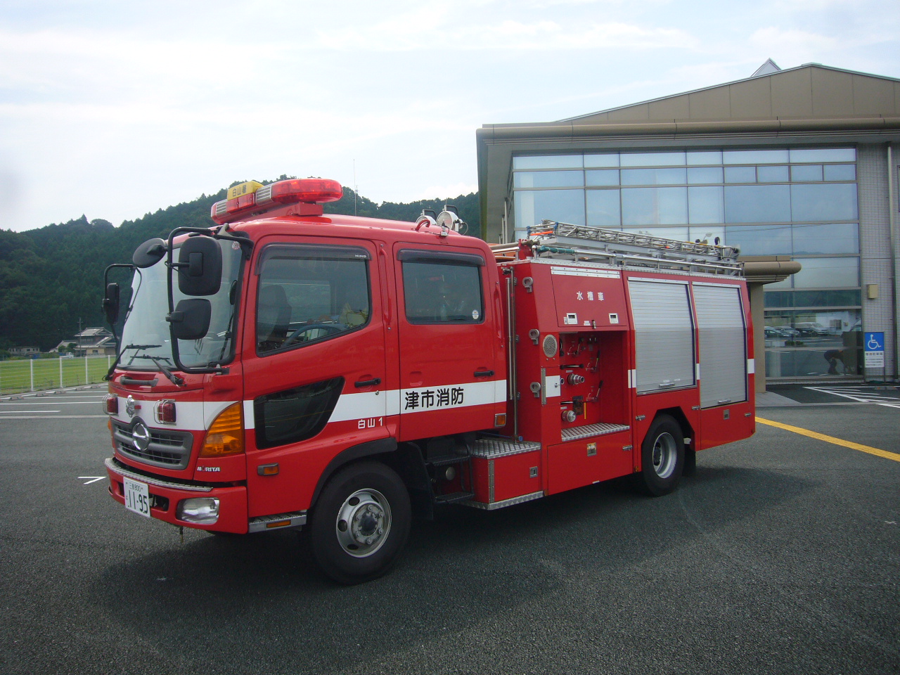 消防車 救急車 津市