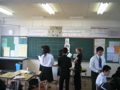 東橋内中学校2年生が、自分で考えた英文を使ってALTに話しています