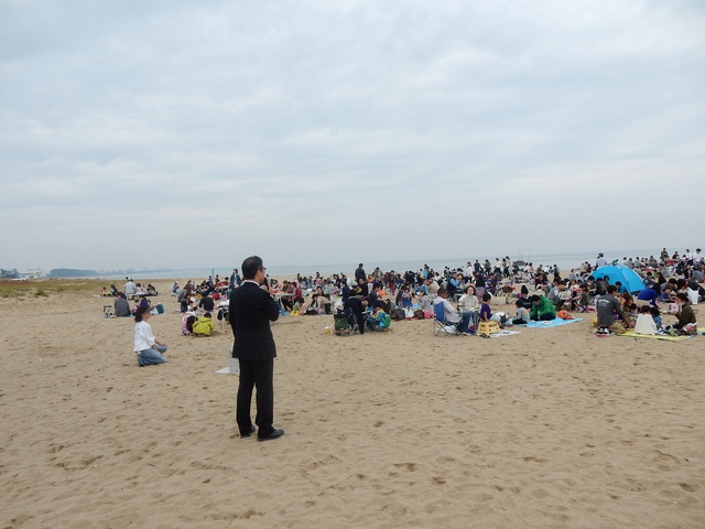 静かな浜辺で秋刀魚を食べる会