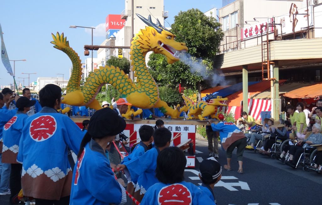 ジャンボ干支「辰の親子」が津まつりに参加