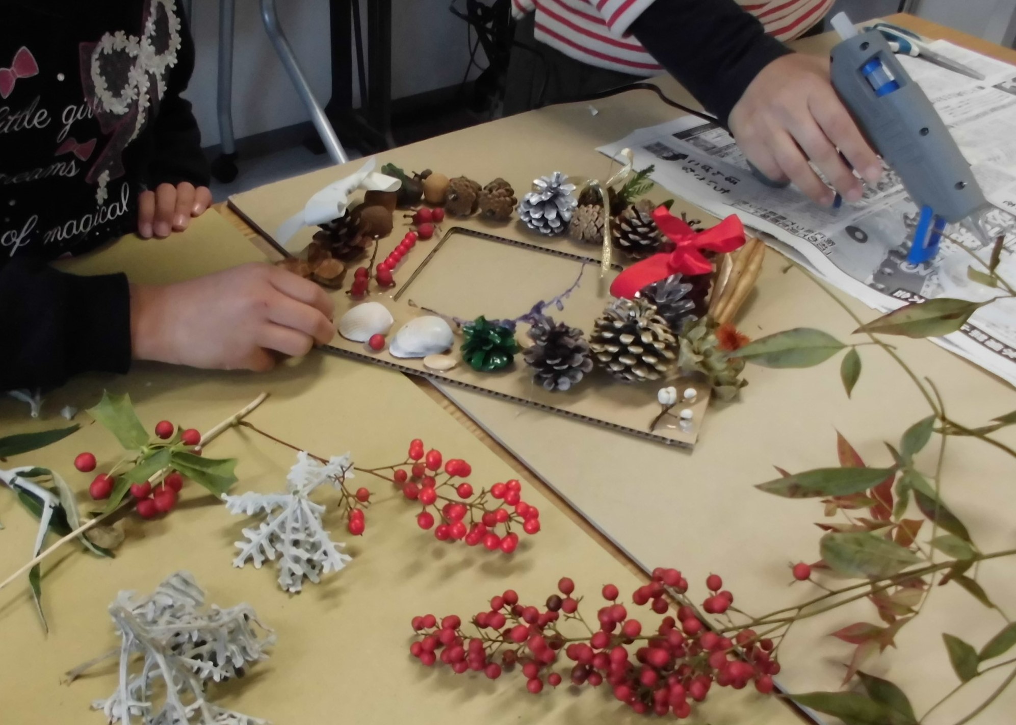 自然の物を生かしてクリスマス工作会写真1