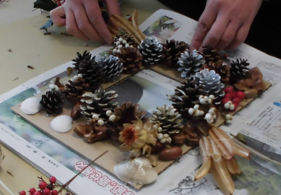 自然の物を生かしてクリスマス工作会2