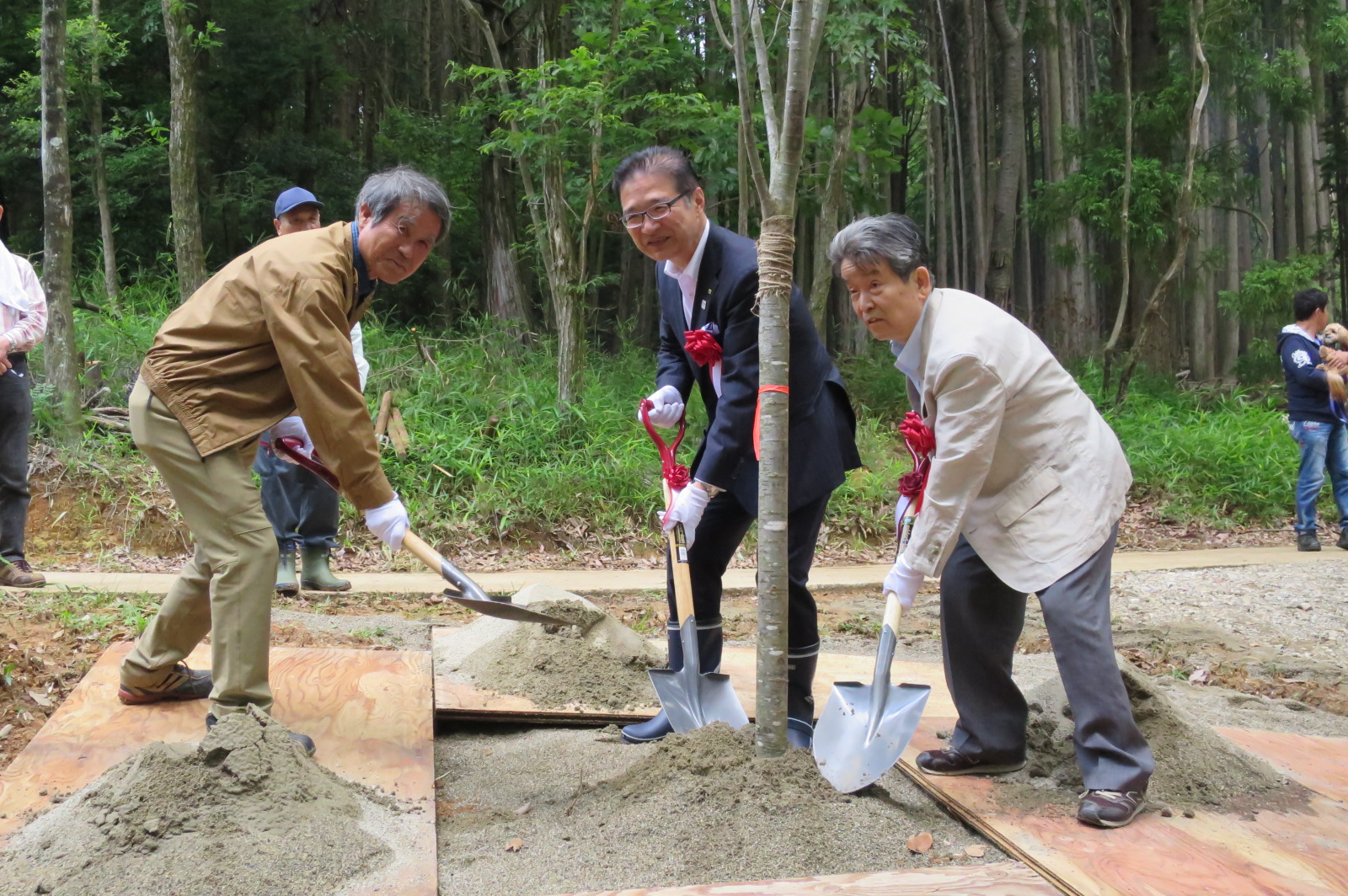 会長、市長による植樹