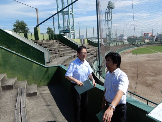 津球場公園内野球場