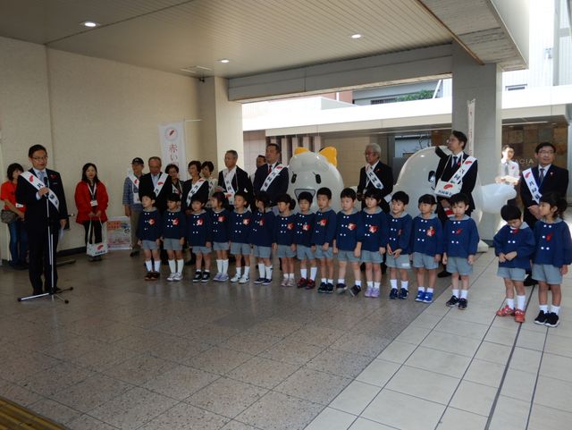 津新町駅前街頭募金