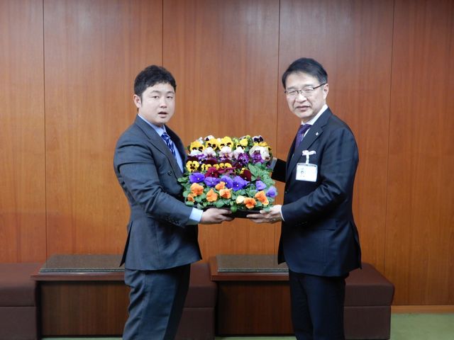 亀井園芸からの花苗贈呈式