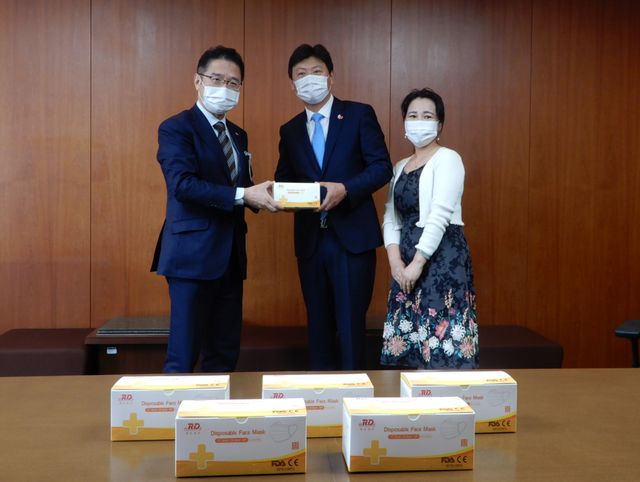 株式会社岡田商事からの寄附贈呈式