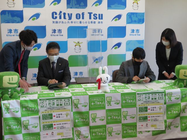 市長と浅田政志さんによるスマート確定申告体験