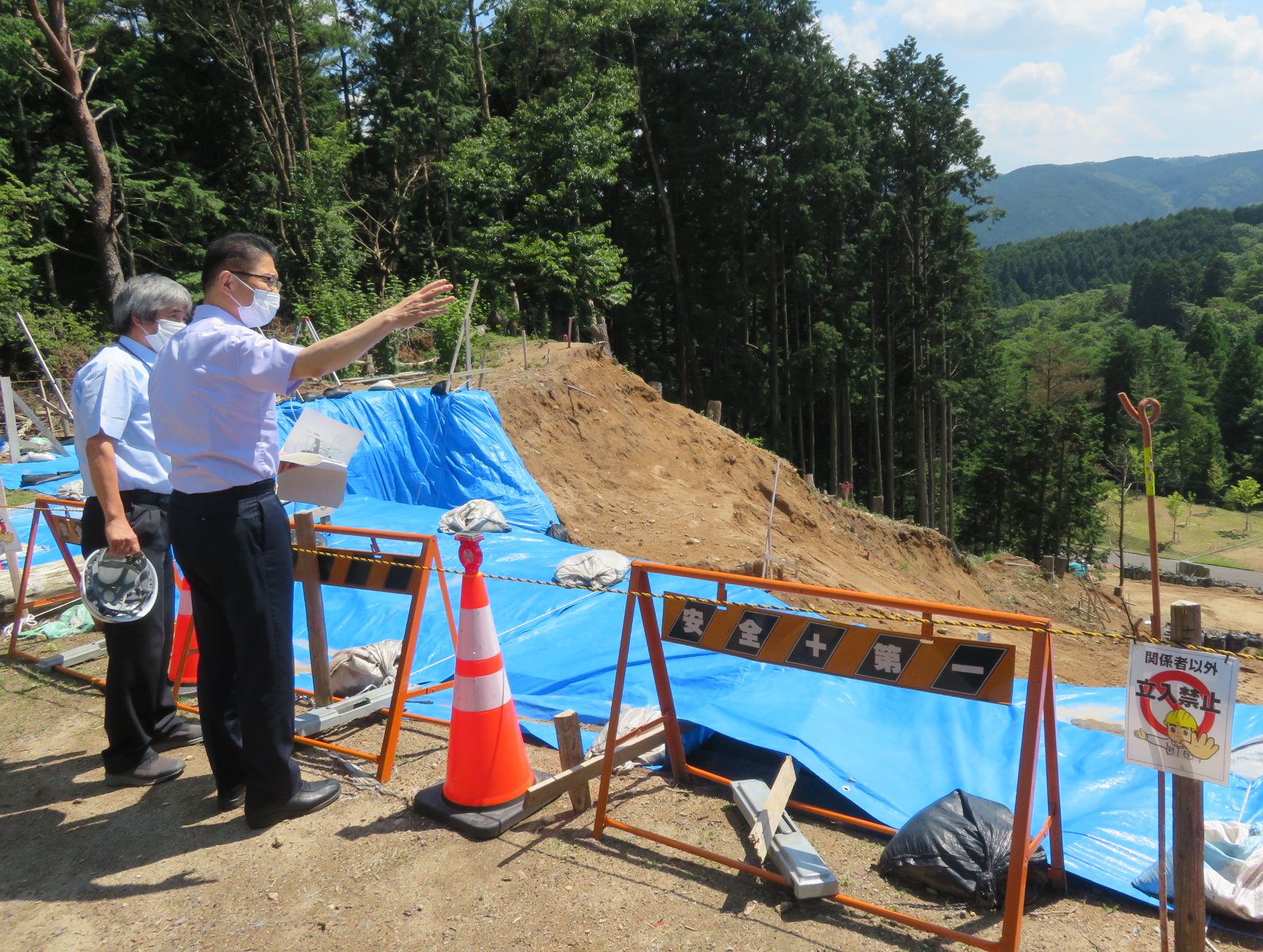 青山高原保健休養地 現地視察 市長指さし
