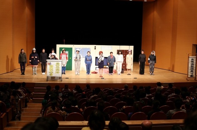 女性消防団員の寸劇による予防啓発のようす