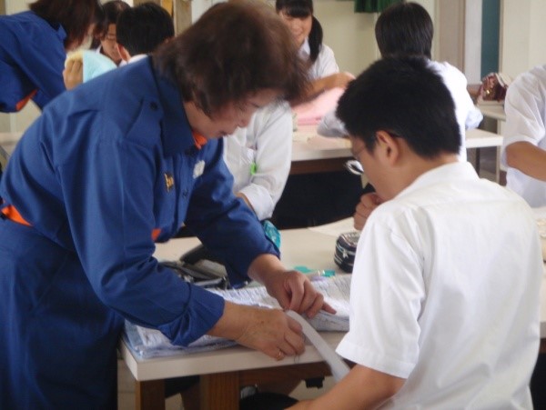 防災ずきんづくり講習会のようす